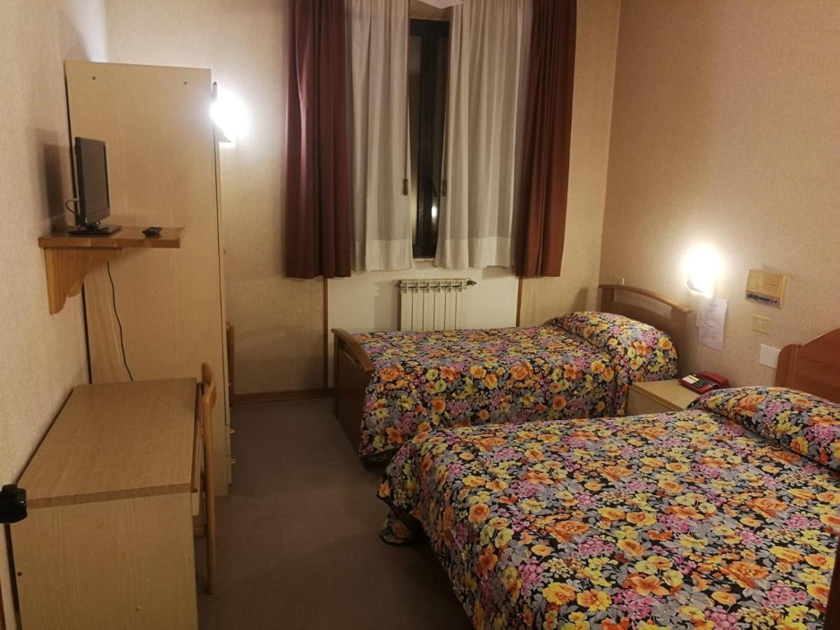 Hotel Centrale Chiusi Exteriör bild